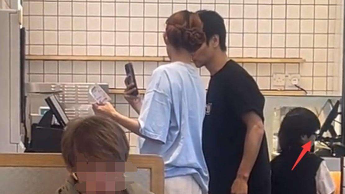 香港偶遇蔡少芬一家