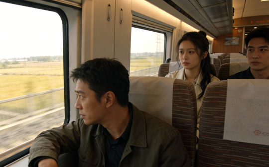 出差途中，一个女孩靠我肩上睡了7小时，下车后我发现兜里少了680块，多了1张她的证件照和1行电话号码