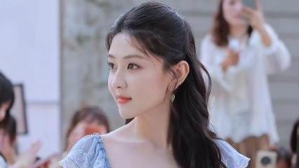 当梁洁和张予曦同框，一个大方一个端着