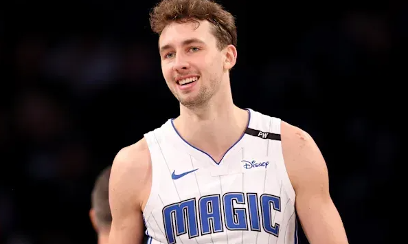 NBA季后赛，魔术客场112-101战胜活塞，系列赛大比分1-0领先。赛后，瓦格