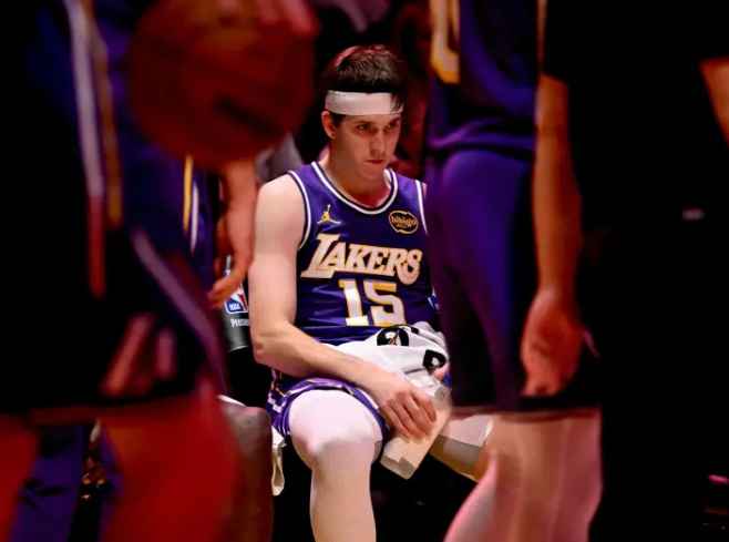 客观地说里弗斯这场进攻端没毛病，主要是防守端太拉，进攻端确实帮老詹分担了压力，可