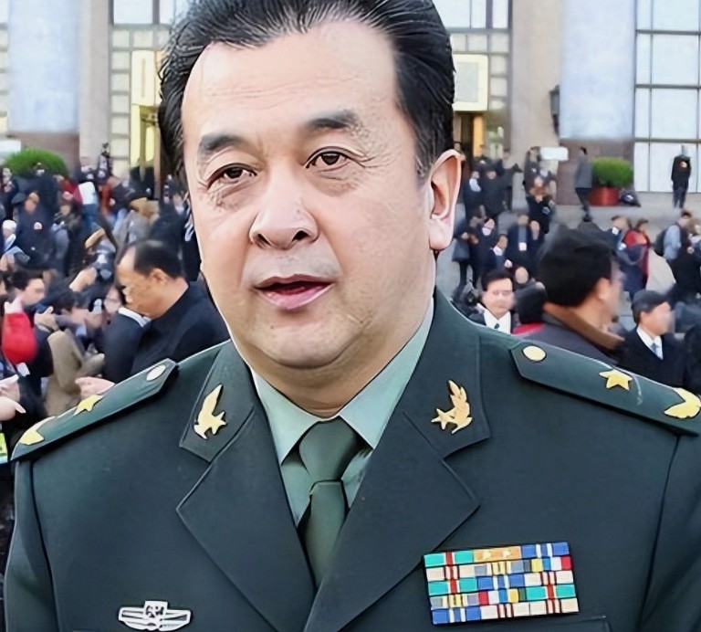 黄宏不是家喻户晓的明星么？
 
为什么住普通小院？他没有豪宅么？那么他为什么没有