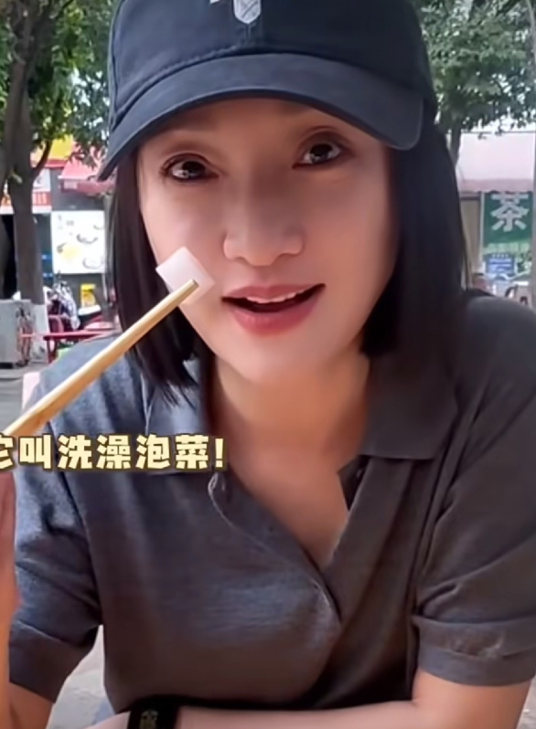 演员周迅突然冲上社交平台。原因是网上曝光一段视频，只见她现身成都路边，走进一家面