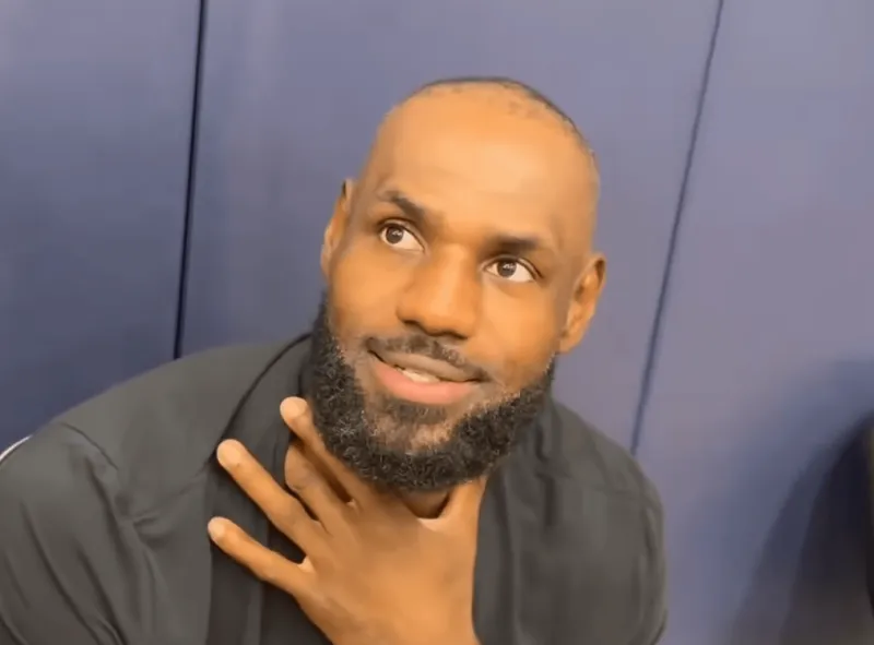 明日NBA常规赛：湖人将对阵独行侠。

赛前湖人球员勒布朗-詹姆斯接受媒体采访，