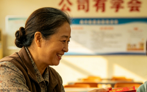 我惨遭未婚夫和表妹双重背叛，心灰意冷在工作群放话：谁出80万彩礼就领证，不料半小时后收满红包…