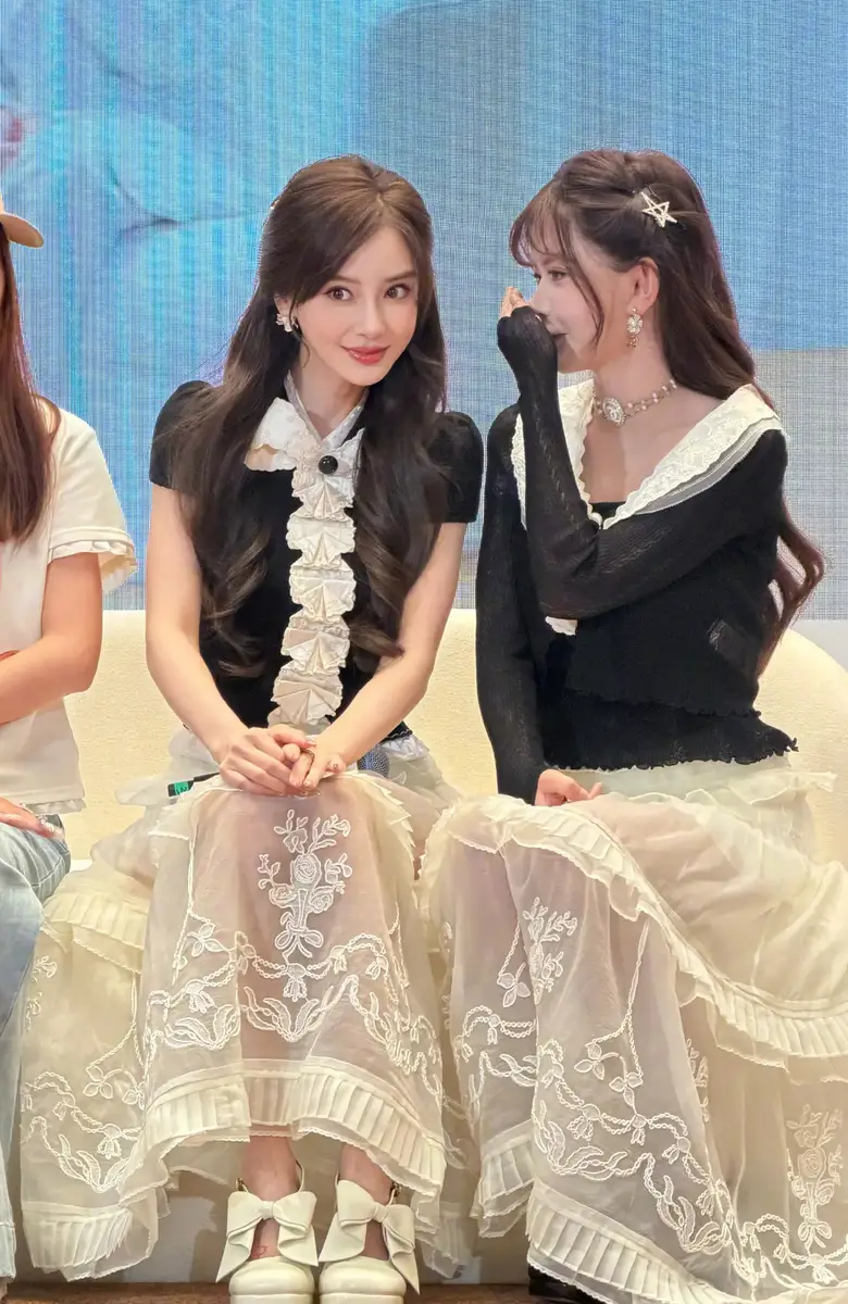 杨颖与网红韩安冉同框出席活动 穿黑白蕾丝裙气质温柔