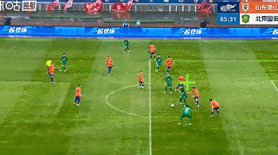 精彩！1分钟连进2球：北京国安扳平又丢球。
比赛进行到第86分钟，北京国安依靠张