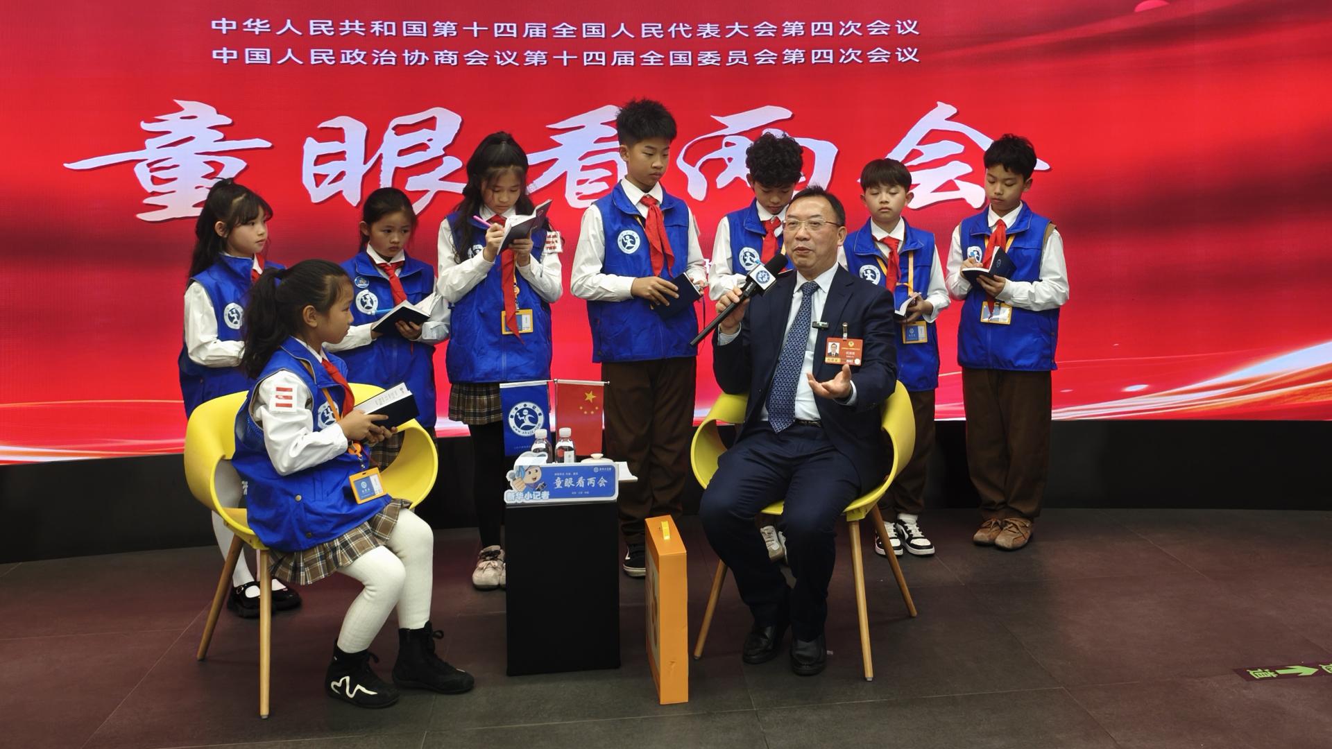 青苗对话参天树 ——新华小记者体验采访政协委员何清湖