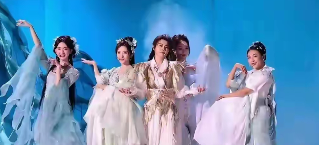 张若昀看完浪姐三公之后接老婆唐艺昕回家，旁边的岳绮罗捂着牙说“张显宗，我牙疼”。