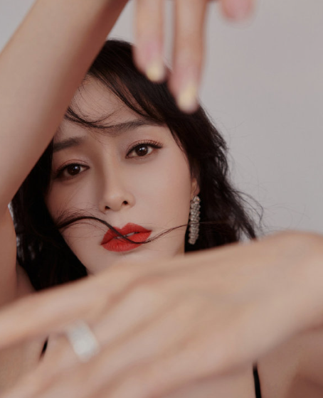 脚踩绑带高跟鞋美腿修长，撩发摆pose眼神带电，真的是过分美丽了