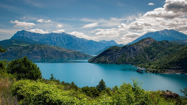 别让数据死在路上：一台打破地域魔咒的卫星数传终端