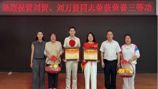 喜报登门送荣光 尊崇暖心励军心