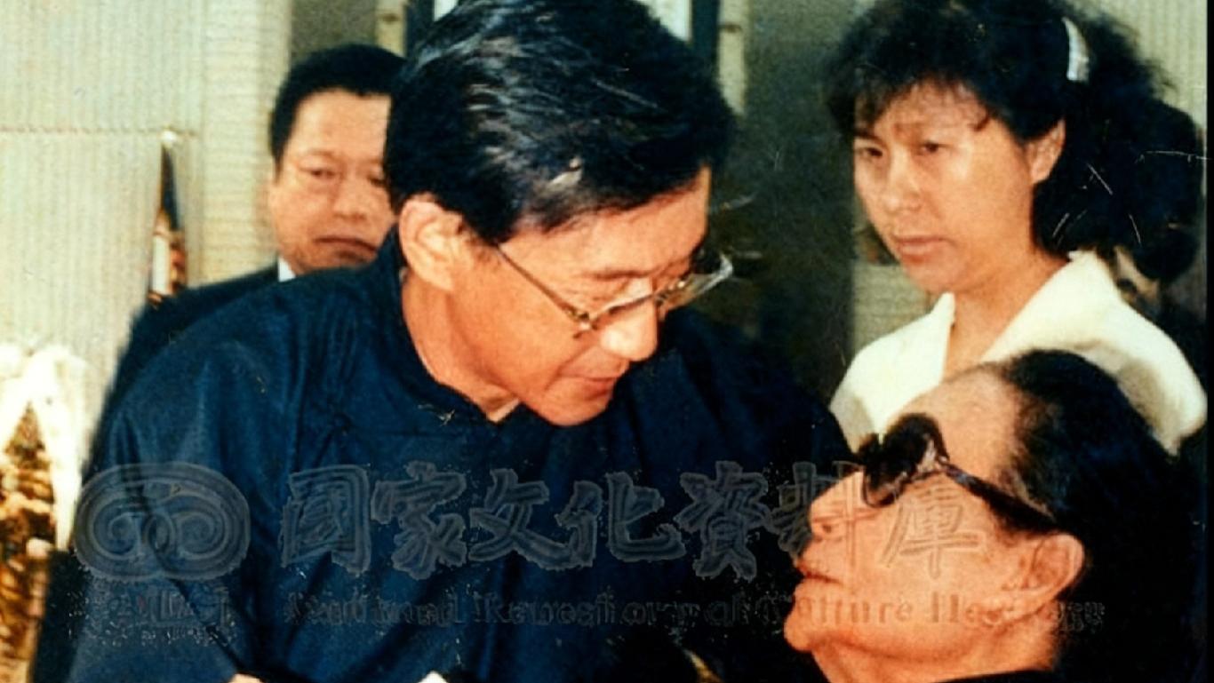1989年谭祥葬礼，陈履安披麻戴孝，92岁宋美龄墨镜旗袍现身，以干妈身份送别。