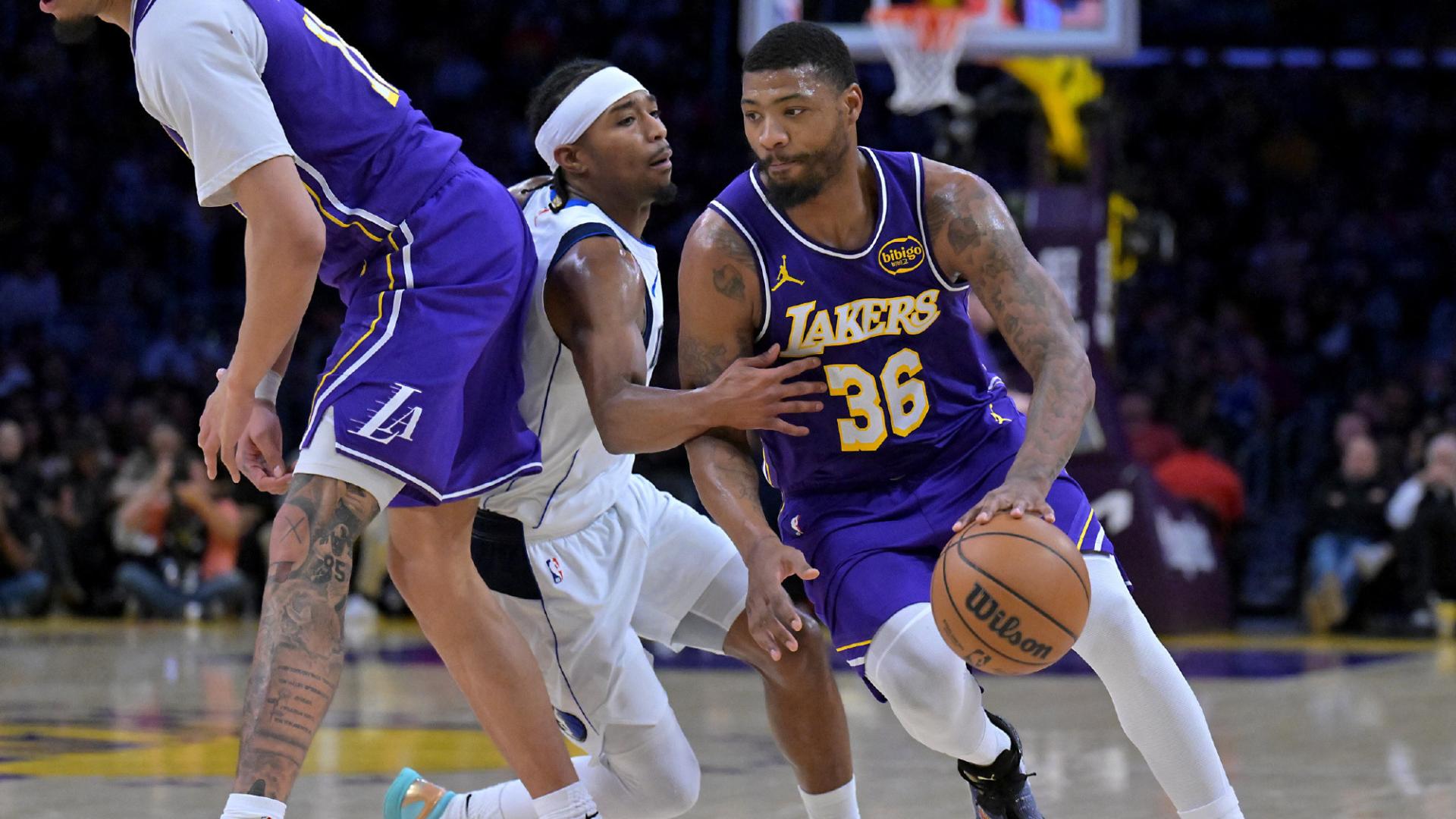 近2战30中11！詹姆斯在场他也敢越权，湖人是否该让斯马特回替补