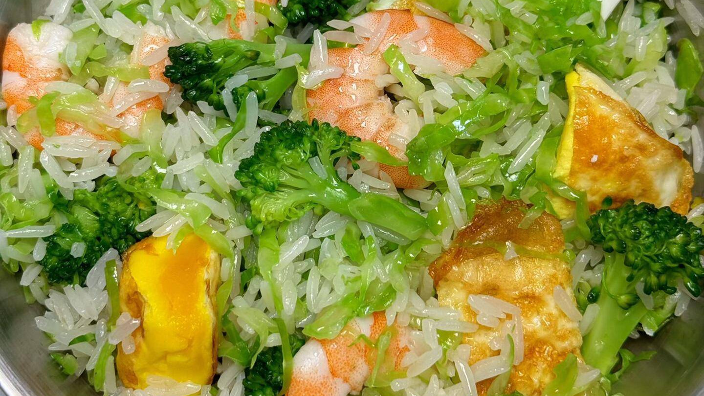 西兰花包菜虾仁饭：冰箱清道夫的三色圆舞曲