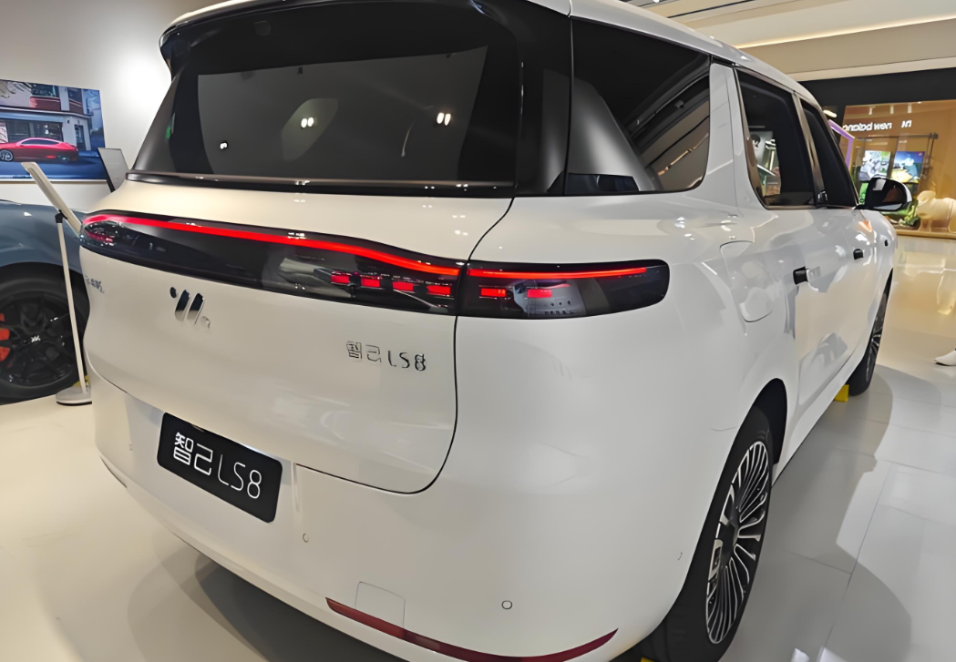 又有一款昨晚上市，仔细看了参数，有点感慨。

上汽这次是真把压箱底的东西拿出来了