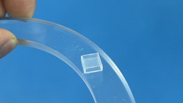 7MM硅胶片粘亚克力用什么胶水粘接牢固不发白？