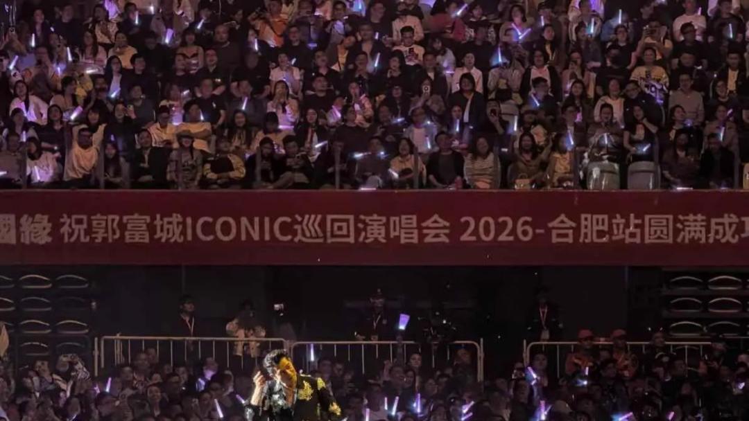 60岁郭富城拒绝躺平，开演唱会接商演赚钱养家，坐飞机累到直打盹