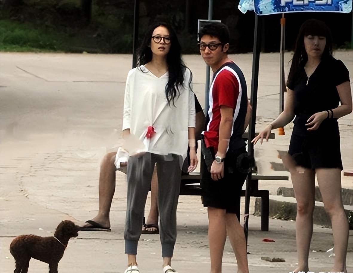 当年处于热恋期的章子怡和撒贝宁被娱乐记者偷拍的街头画面，章子怡手捧一根嫩玉米在啃