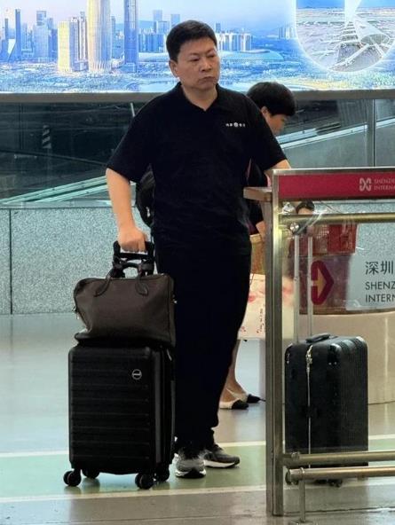 孤独的余承东，围观的雷军。余承东出行，孤身一人，一个随从人员都没有，包还得自己拎