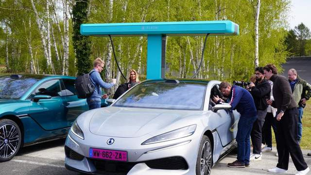 巴黎歌剧院，中国车企登台！11.5万欧，凭实力硬闯欧洲豪华大本营