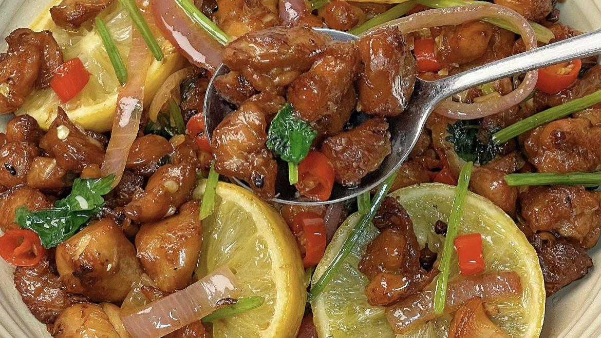 一口爆汁！柠檬香气裹住嫩滑鸡肉，这道干煎柠檬鸡太绝了！