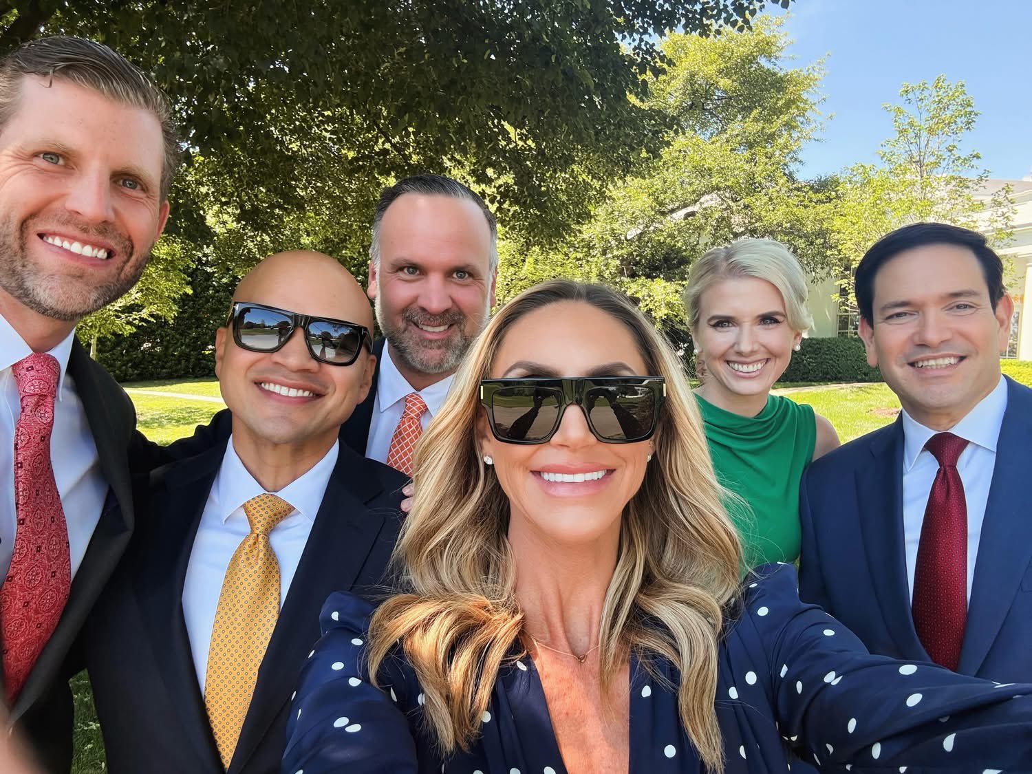 Lara Trump：Team CHYYYYYNA！出门就是开心啊～
