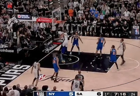文班亚马真是太不给唐斯面子了
在今日NBA总决赛G5的第一节比赛中，文班亚马在唐