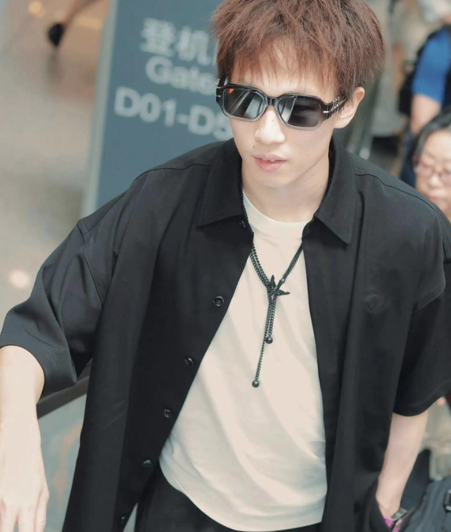 当天的林高远一身黑夹克配黑裤子
又高又瘦，大长腿藏都藏不住
再架上副墨镜，本来就