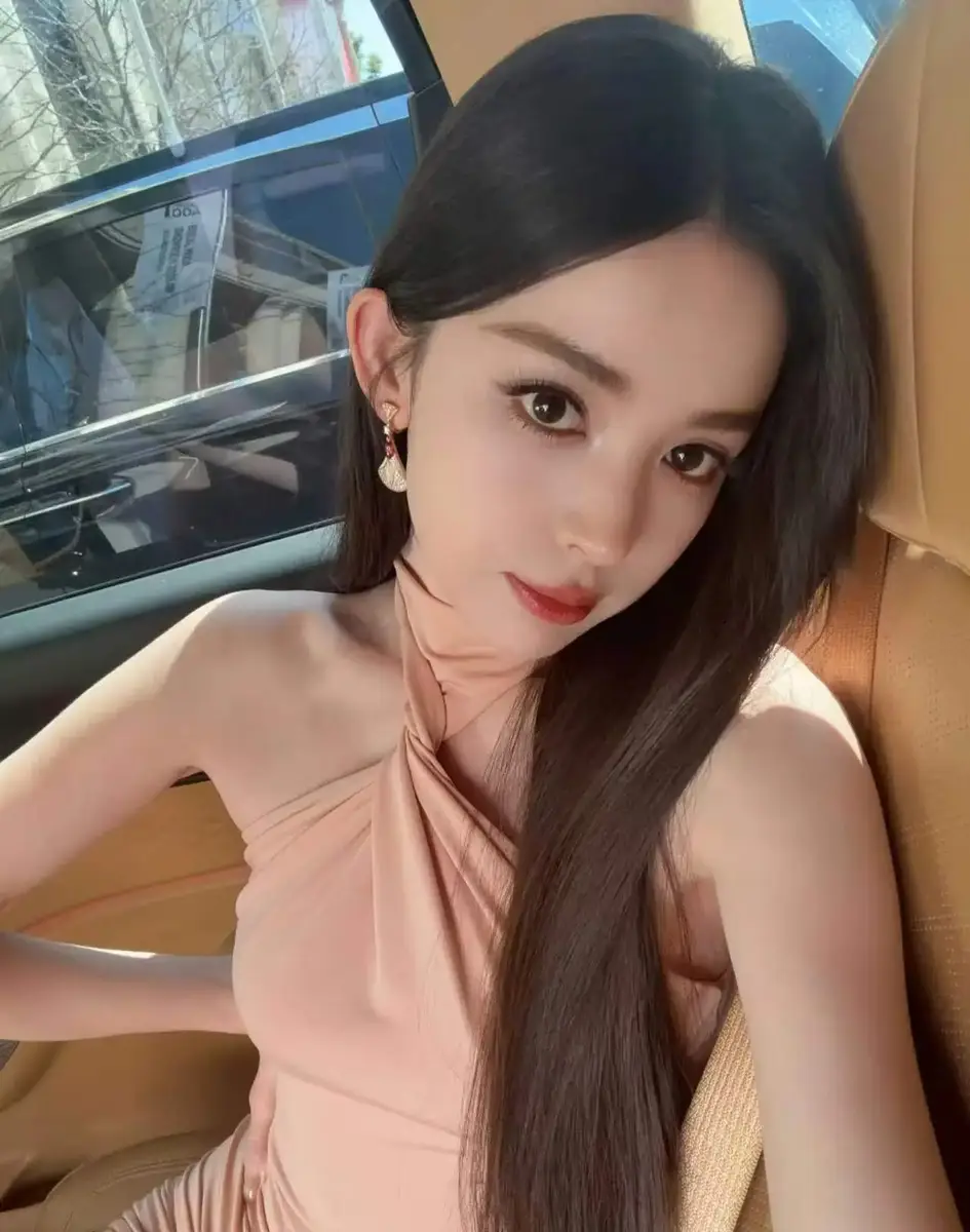 娜扎穿裸色挂脖长裙甜媚温柔 车内慵懒侧颜超迷人