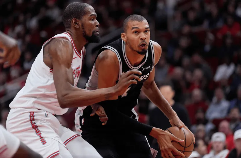 NBA常规赛，火箭与马刺的比赛中，目前火箭大比分落后马刺。

火箭记者Binkl