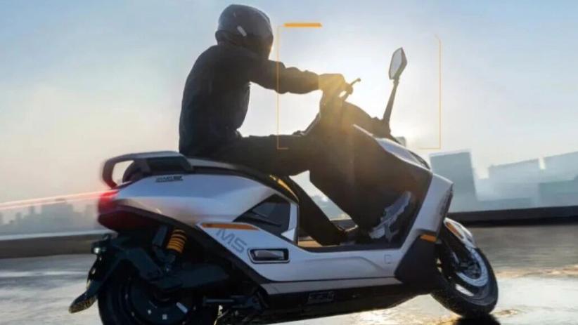 九号M5200：以燃油机车思维，重塑电摩中排量踏板新标杆