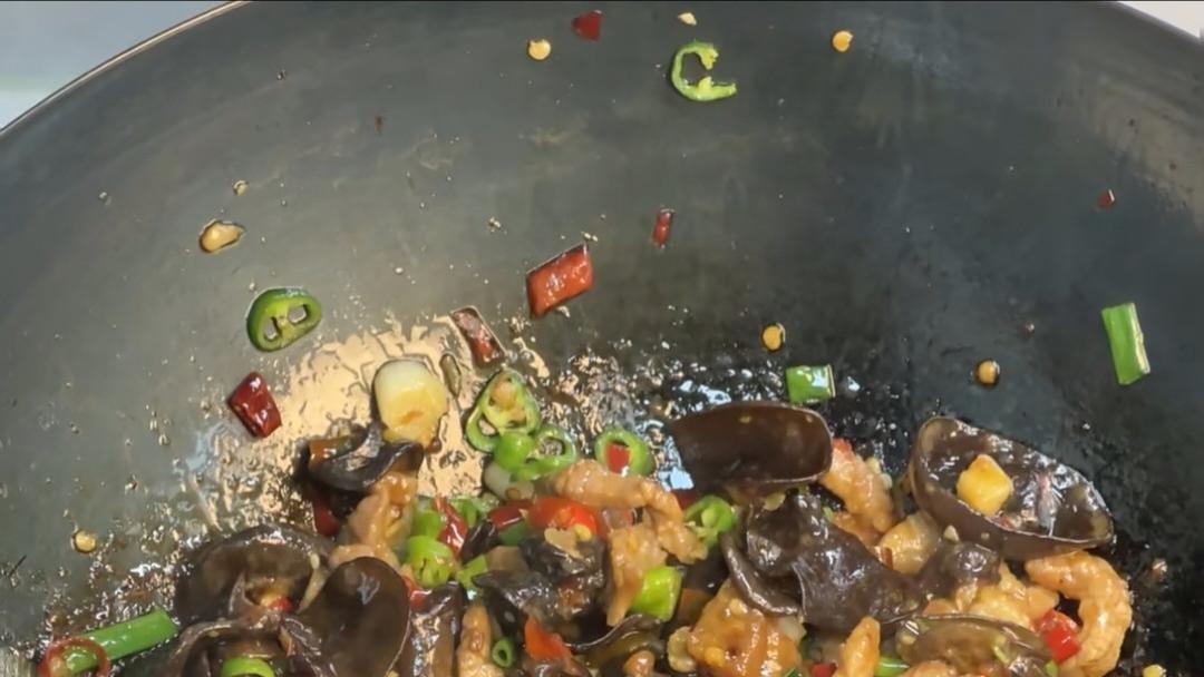 闭眼都会做的下饭神器！泡椒木耳肉丝，香辣脆爽太上头了
