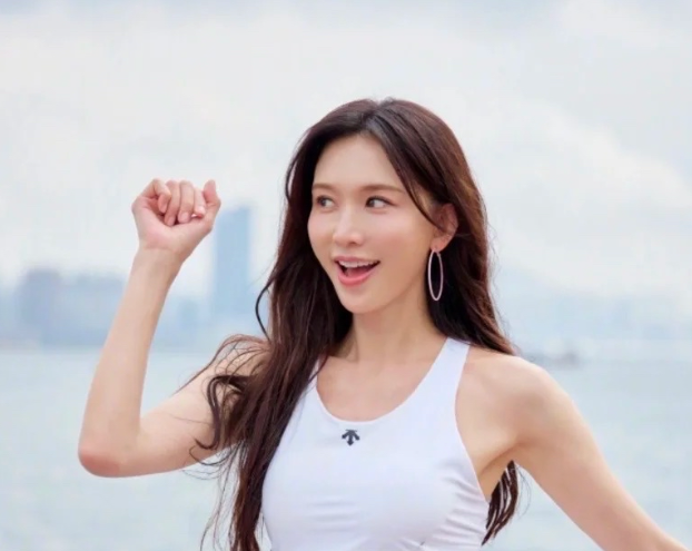 香港马拉松最美林志玲
志玲姐姐亮相香港马拉松。披肩长发圆环耳环，白色运动吊带搭配