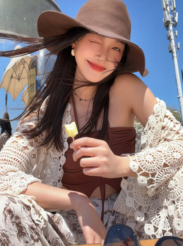 蓝盈莹晒海边自拍，换造型后反差感太大，网友：差点认不出

蓝盈莹最新分享的一组海