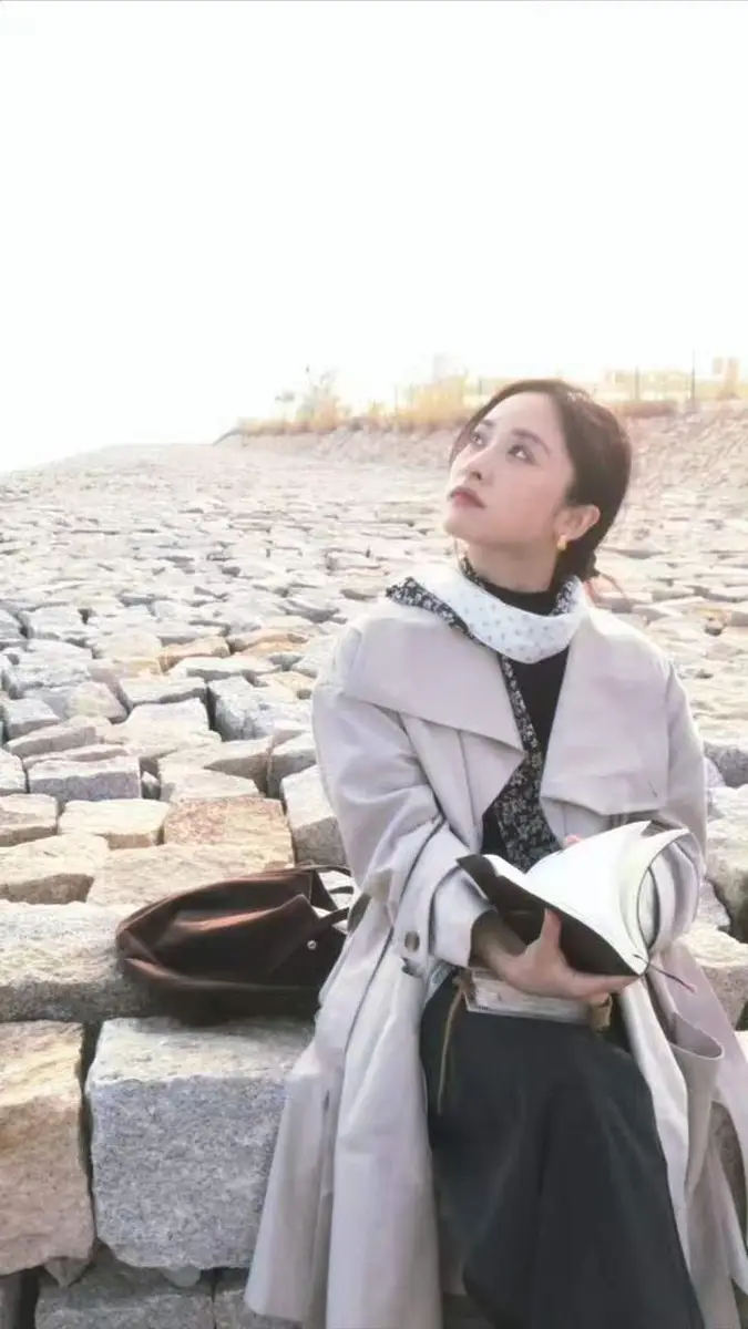 沈月穿米色风衣配围巾文艺温柔 海边驻足恬静治愈