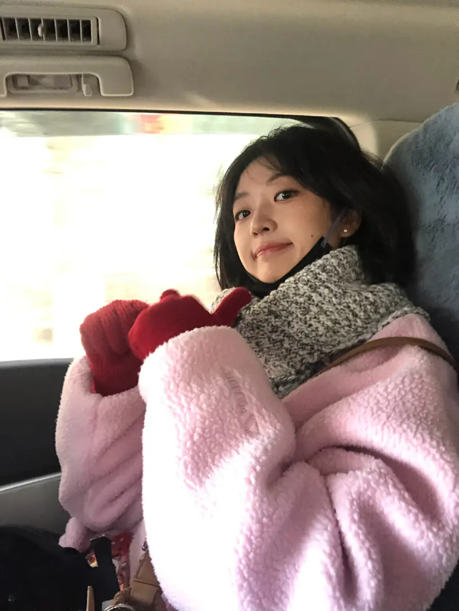 孙千裹粉外套围围巾笑眼弯弯超治愈 戴红手套比耶俏皮又灵动
