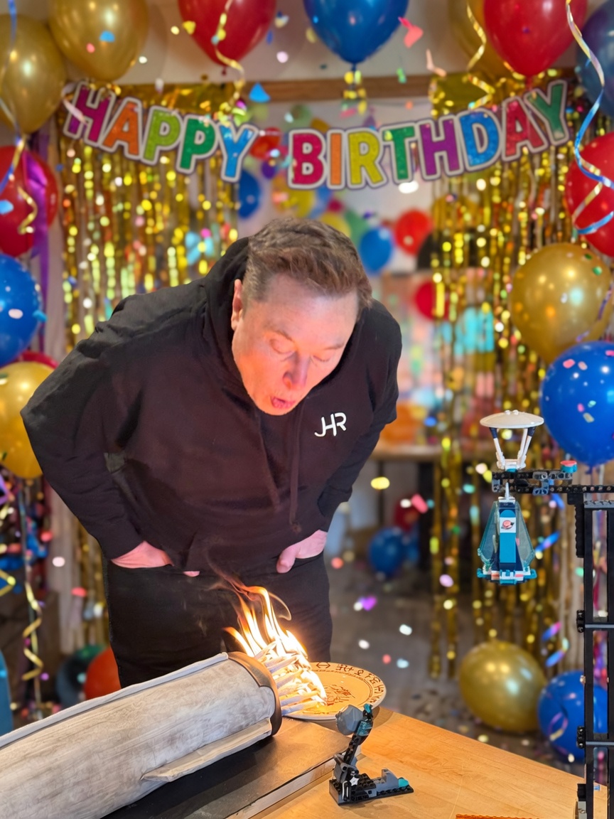 马斯克的星舰主题生日蛋糕，Zilis在身旁