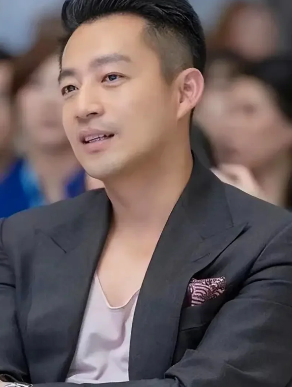 都说汪小菲40多岁的中年人还不成熟
情绪化，脾气又急又暴，却连柔弱的女人都拿捏着