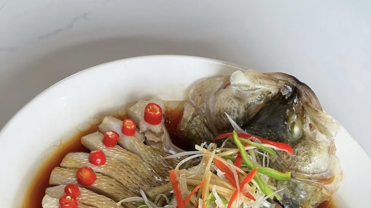 热油一泼香到跺脚！这道家常清蒸鲈鱼，藏着年夜饭的鲜爽密码