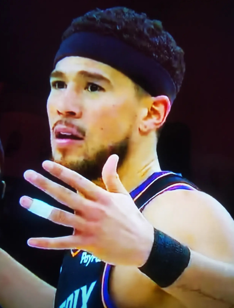 火箭两旧将扛不动布克
西部附加赛，第七的太阳主场110-114，输给开拓者，被迫