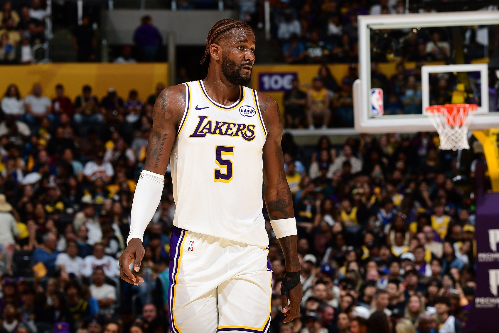 艾顿和卡佩拉将在火箭和湖人队的季后赛里直接交锋，虽然卡佩拉是替补，但是在有限的出