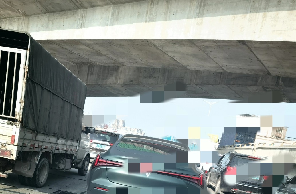 现在的年轻人买车选车，最看重就是颜值和个性，实用性也要跟上。无框车门、动感车身开