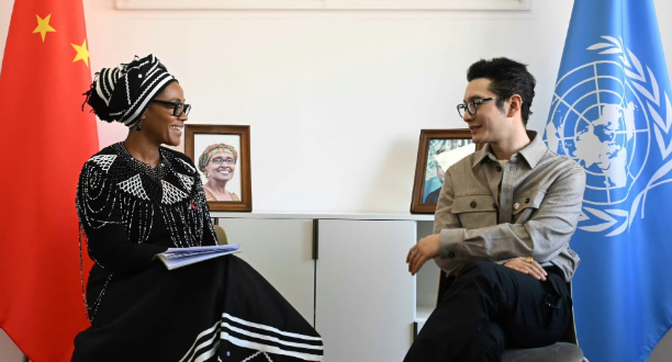 演员黄晓明在社交平台高调发文
字里行间都是感慨：“十年了，任重而道远”，把他横跨