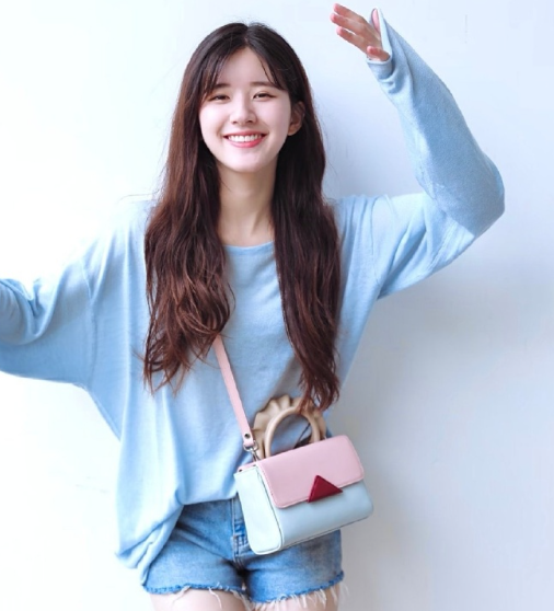 像一本未写完的诗集，你的故事总让人期待下一页