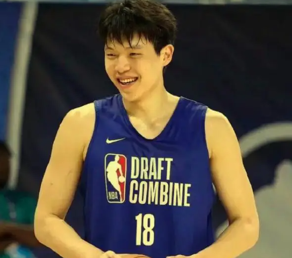 杨瀚森打不了NBA的根本原因就是移动不行。打马刺有个很好的参考的对象，就是科内特