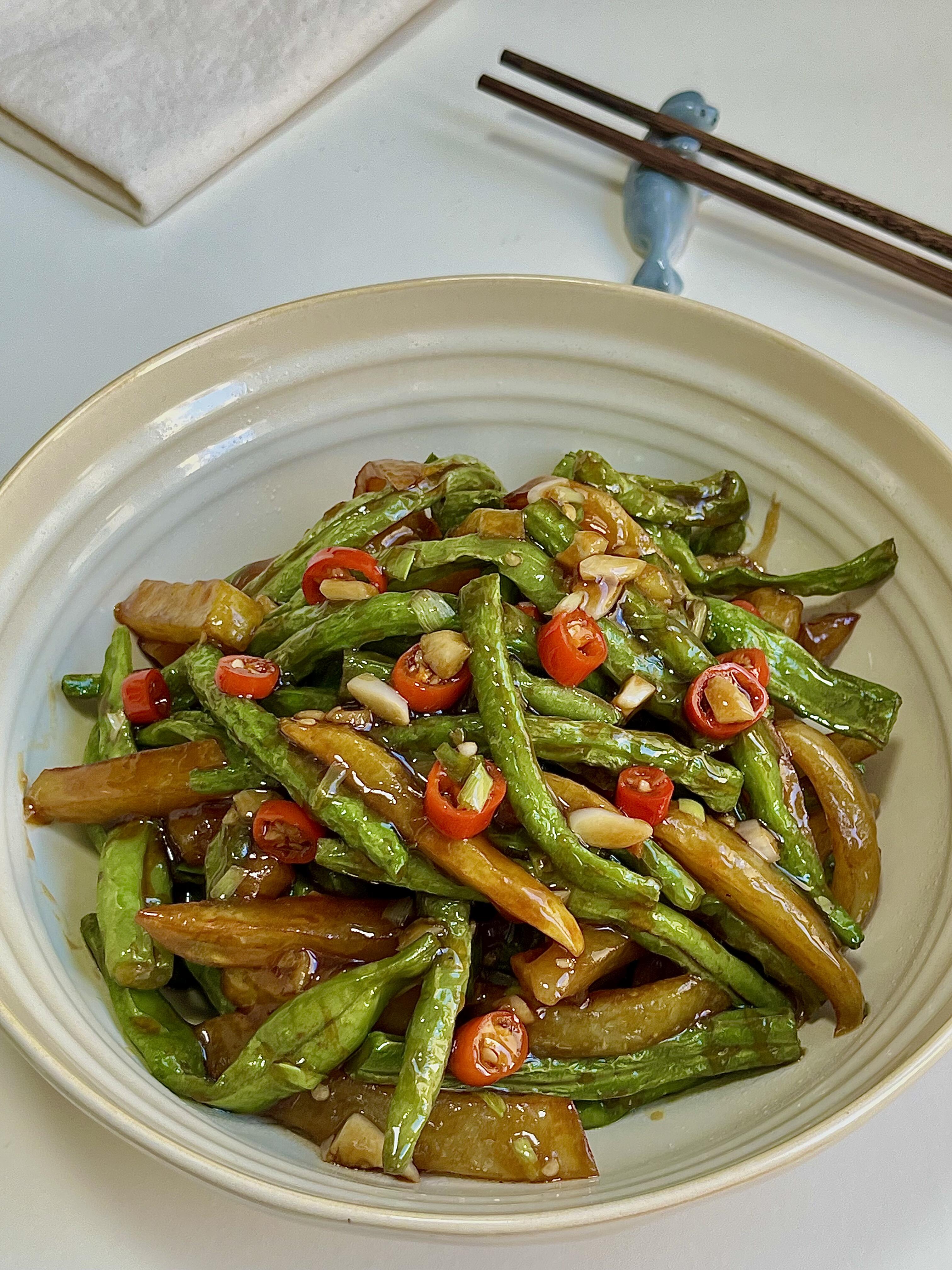 家常豆角烧土豆条，鲜糯入味，拌米饭真的太绝了
谁懂啊！家常版豆角烧土豆条，才是餐