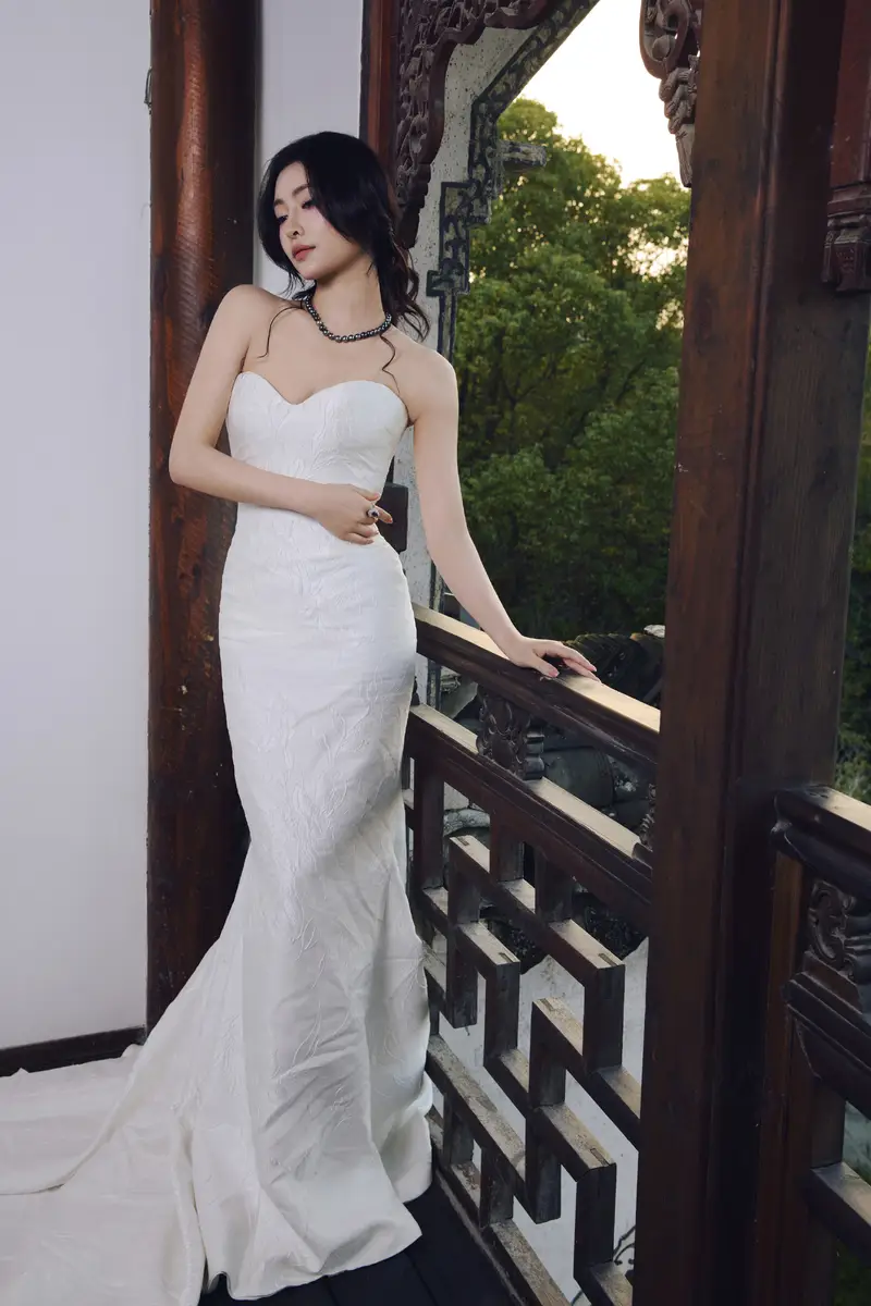 许佳琪穿白色裙 盘发造型尽显魅力