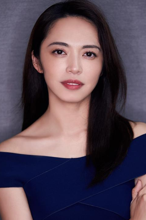 姚晨的故事不是一夜爆红的传奇
而是一个普通女孩用汗水和坚持，在娱乐圈拼出的一条血