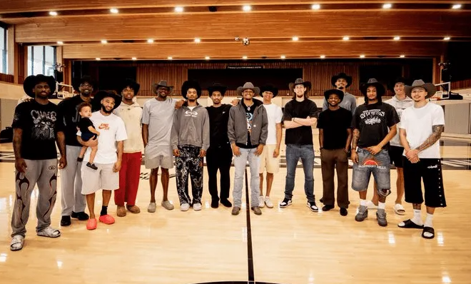 马刺球员凯尔登-约翰逊获得本赛季最佳第六人奖项。
在之后NBA公布的投票详情中，